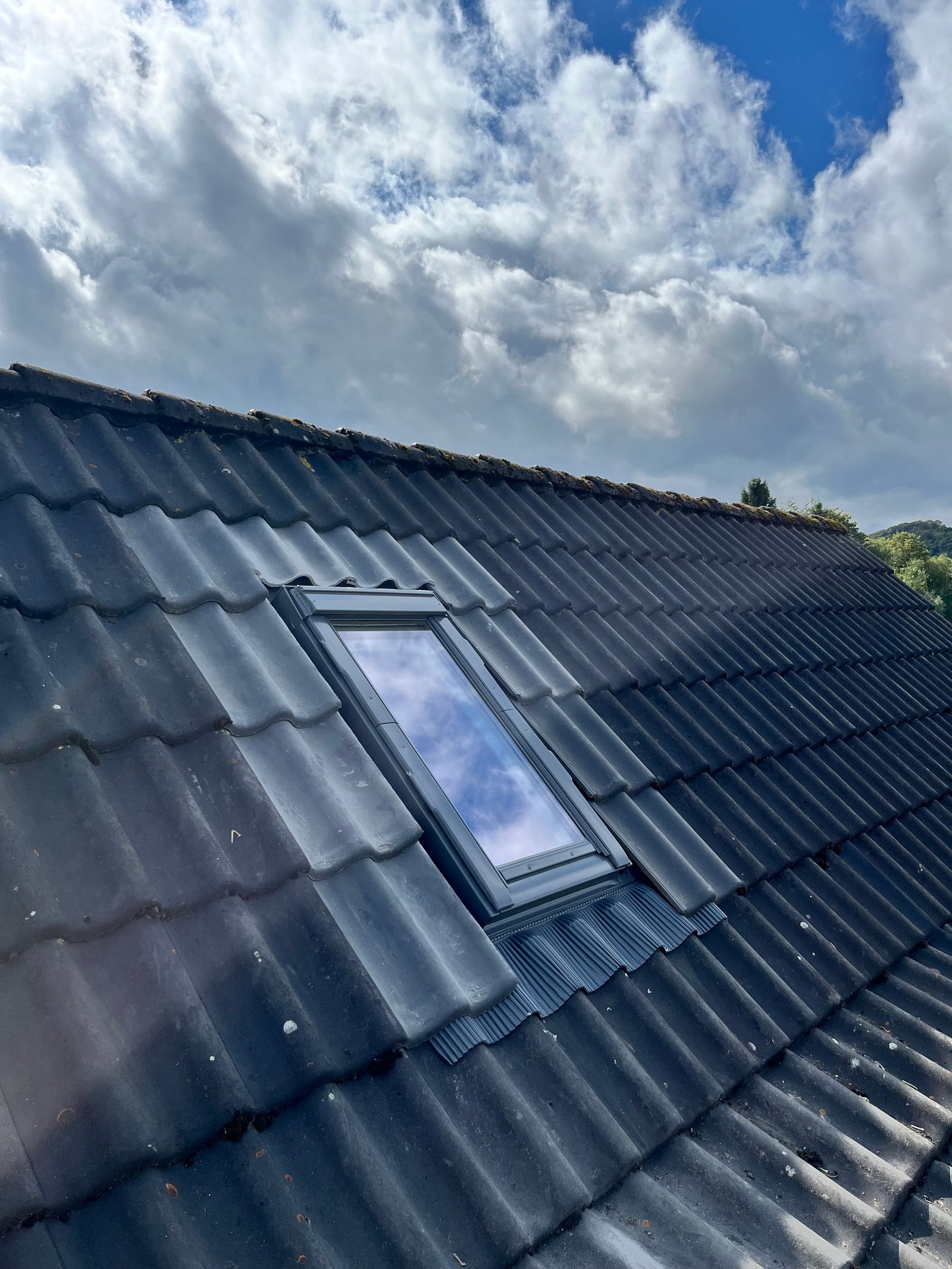 Saniertes Steildach eines Wohnhauses